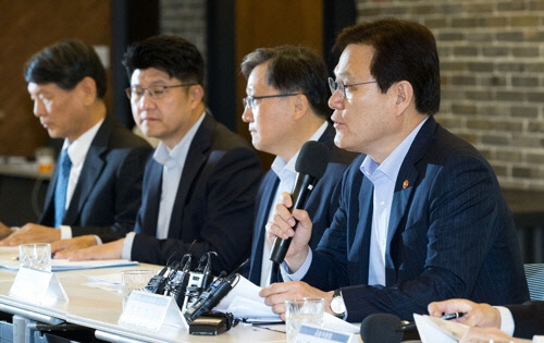 최종구 금융위원장(맨 오른쪽)이 18일 서울 강남구 청년창업재단에서 열린 '금융 분야 마이데이터 산업 도입을 위한 간담회'에서 모두 발언하고 있다. 금융위원회 제공